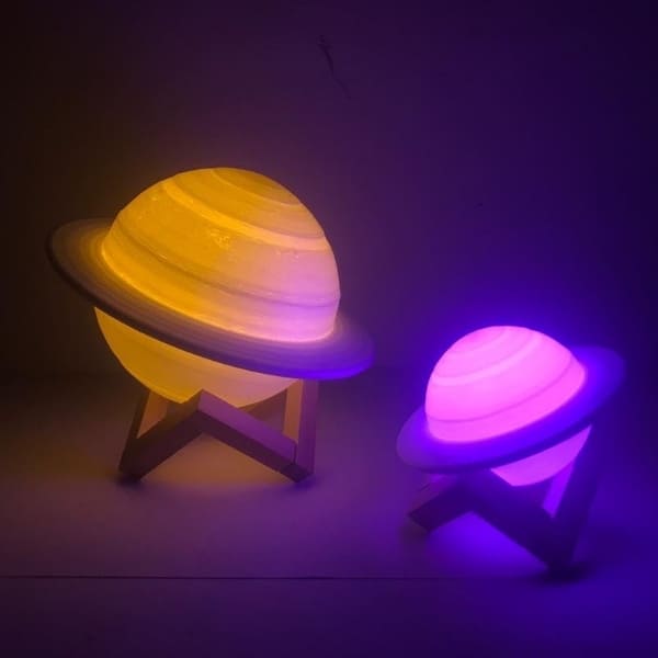 Lampada da comodino Saturn (multicolore)