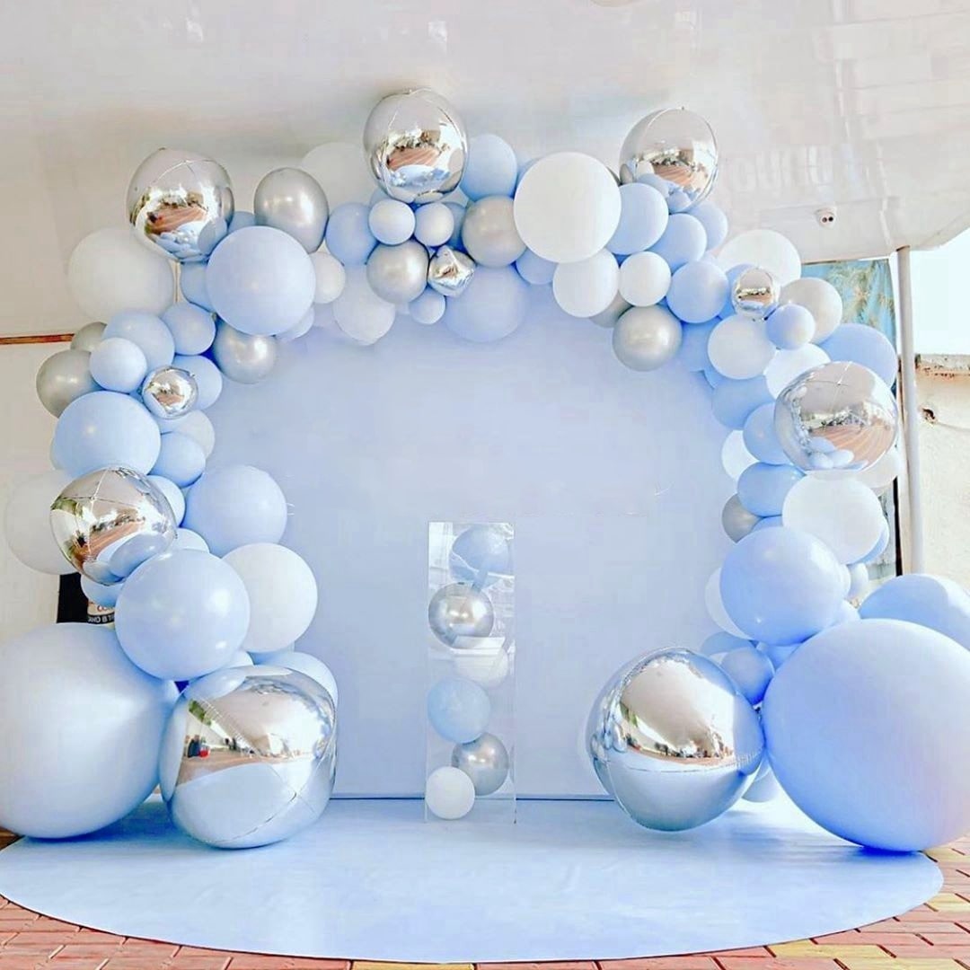 Arco di palloncini blu bianco argento