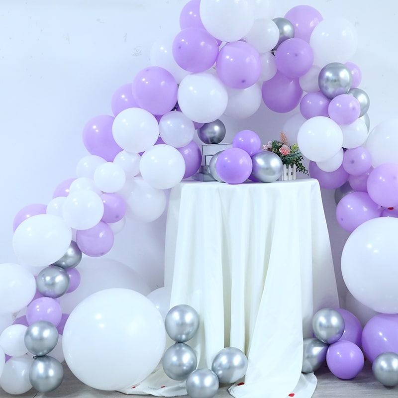 Arco di palloncini viola e bianchi