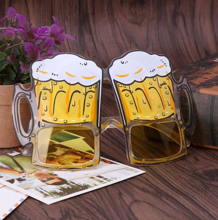 Óculos de sol com caneca de cerveja