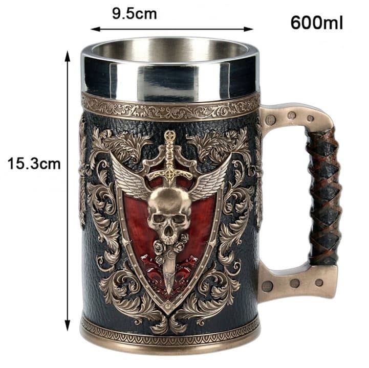 Caneca de cerveja com caveira e espada