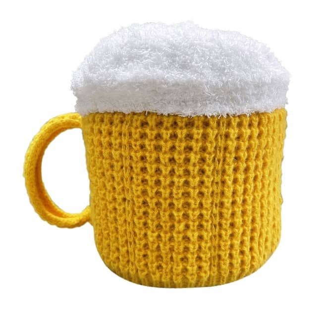 Gorro de malha com caneca de cerveja