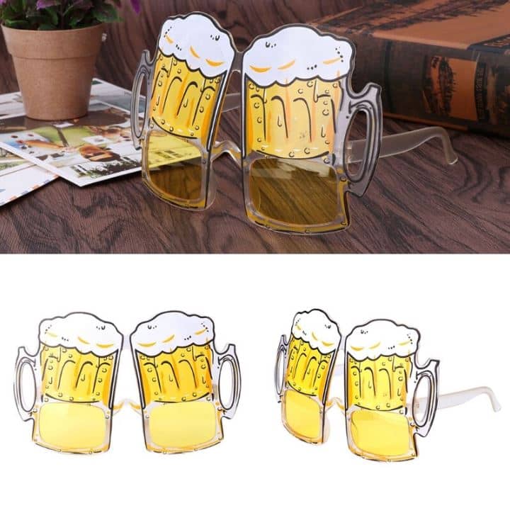 Óculos de sol com caneca de cerveja