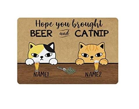 Tapetes para gatos e cerveja