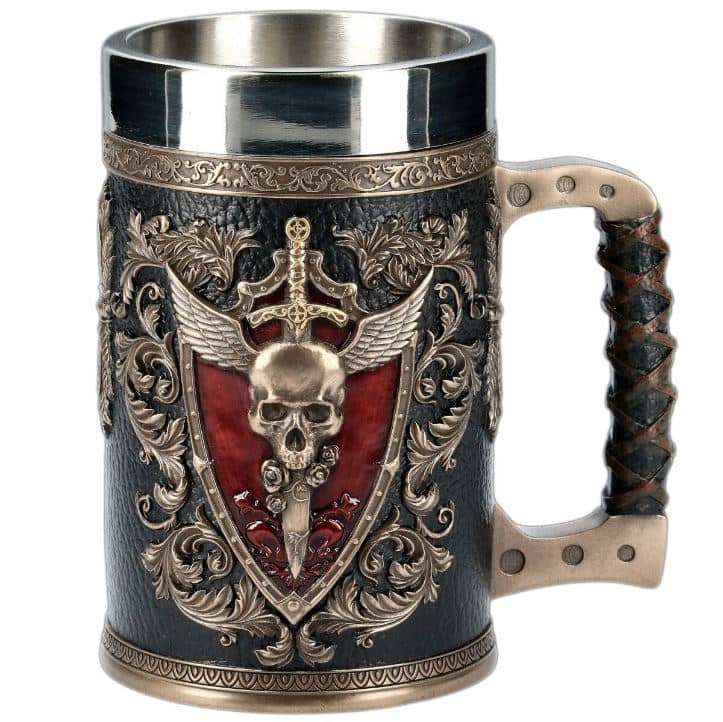 Caneca de cerveja com caveira e espada