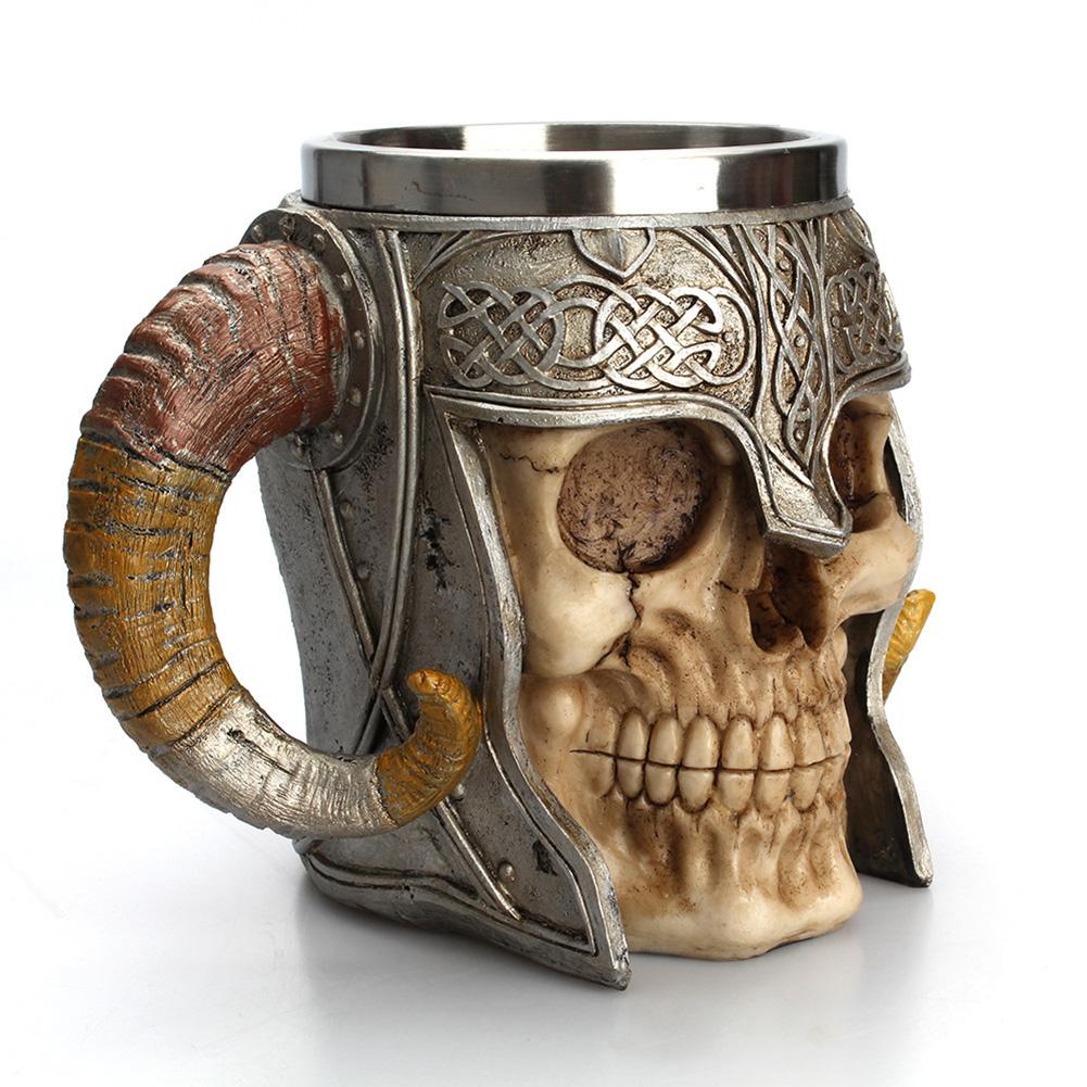 Caveira de caneca de cerveja com chifres