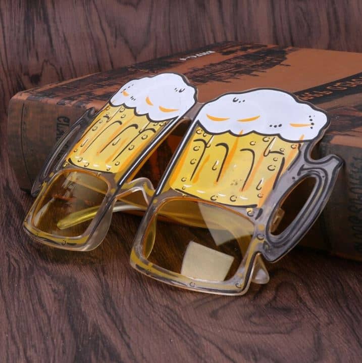 Óculos de sol com caneca de cerveja