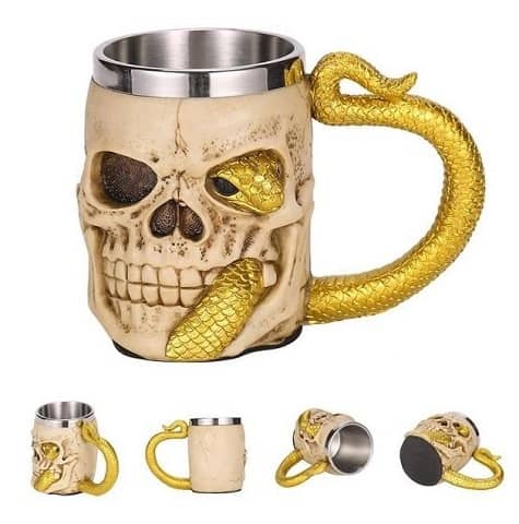 Caneca de cerveja dourada com cobra e caveira