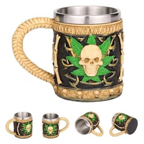 Caneca de cerveja com caveira de canábis