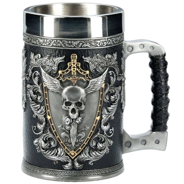 Caneca de cerveja com caveira e espada