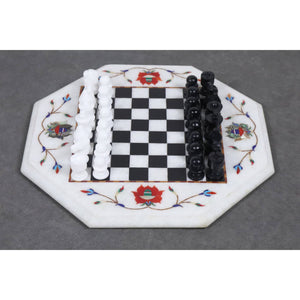 Skakbræt i indlagt marmor med skakbrikker