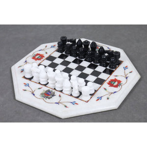 Skakbræt i indlagt marmor med skakbrikker