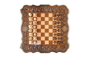 Orientalsk ornamenteret skakbræt med skakbrikker
