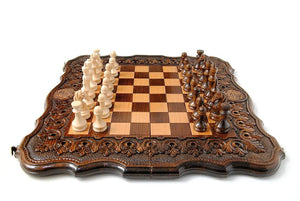 Orientalsk ornamenteret skakbræt med skakbrikker