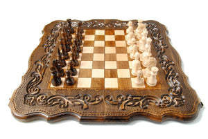 Udsmykket skakbræt med skakbrikker