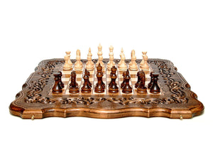 Udsmykket skakbræt med skakbrikker