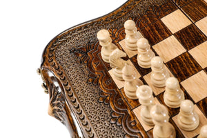 Skakspil i træ med skakspil