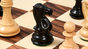 Moderne skakbræt i træ og klassiske Staunton-brikker