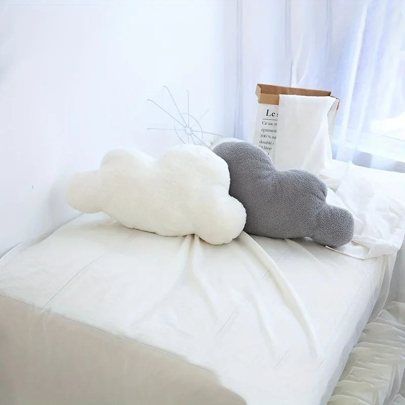 Bílý polštář ve tvaru obláčku