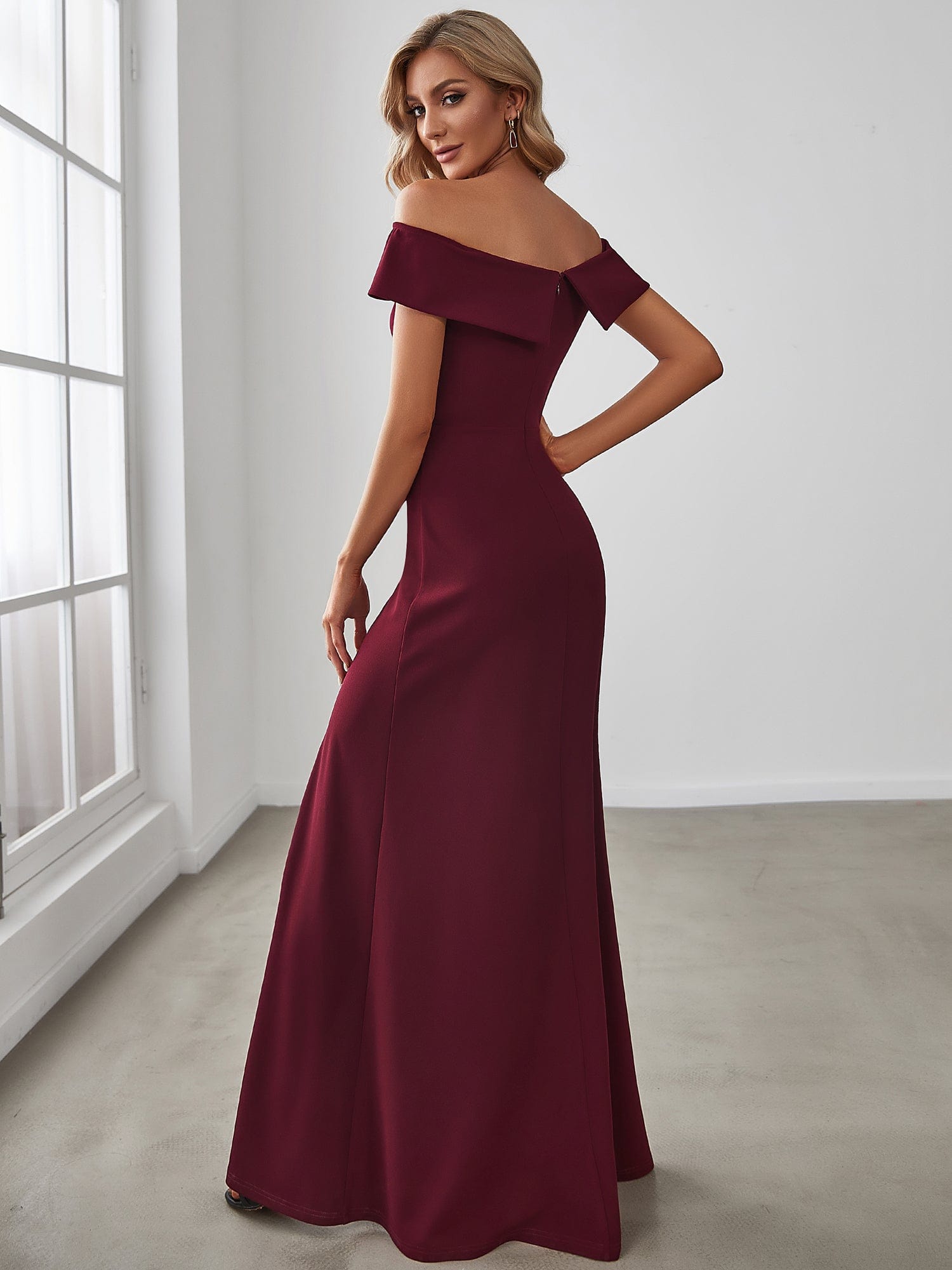 Elegante abito lungo off-the-shoulder con spacco laterale