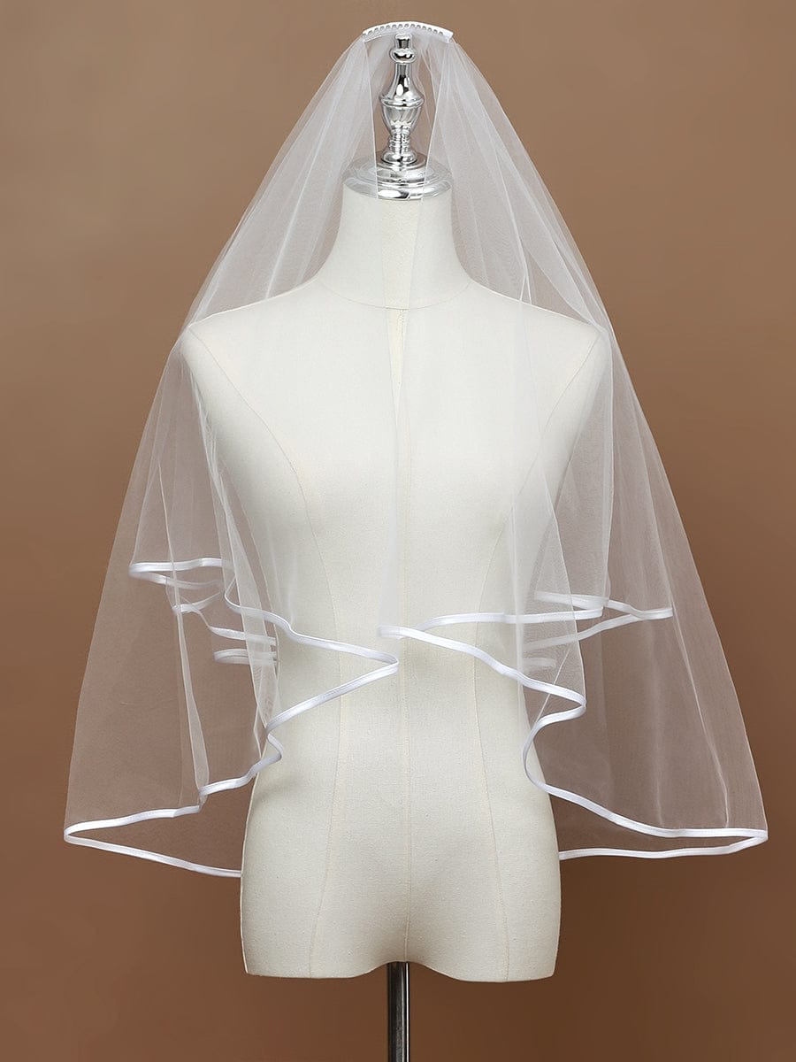 Velo da sposa corto e minimalista con bordi