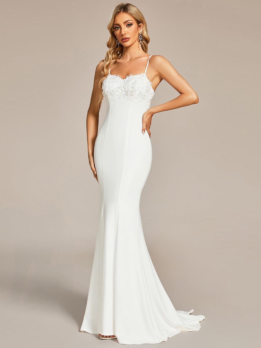 Elegante abito da sposa a sirena in pizzo con spalline sottili