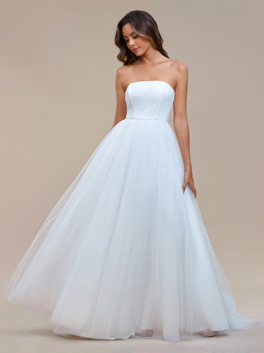 Elegante abito da sposa in tulle senza spalline in linea