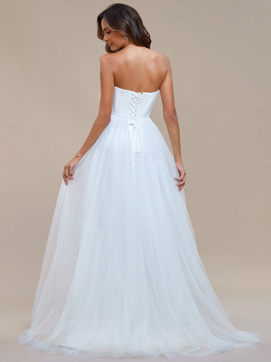 Elegante abito da sposa in tulle senza spalline in linea