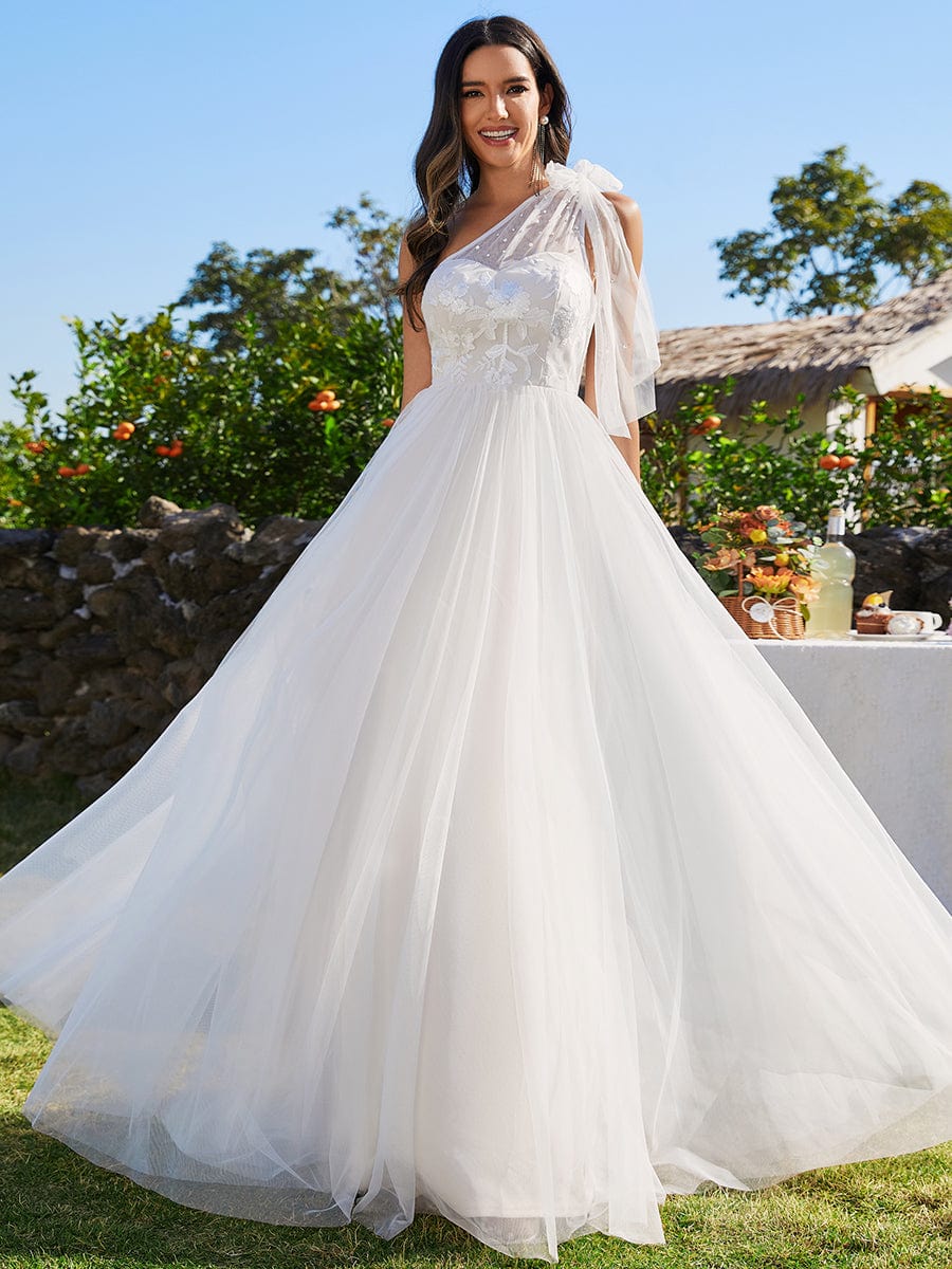 Abiti da sposa monospalla in tulle con applicazioni