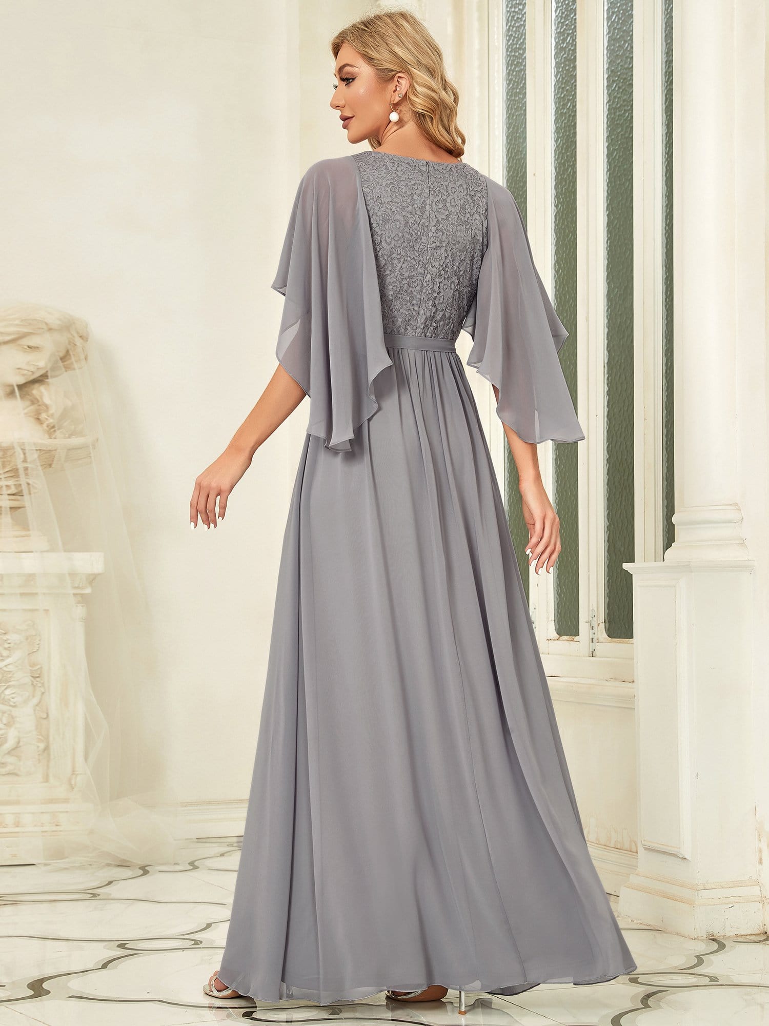 Elegante abito da sera in chiffon di seta con profondo scollo a V