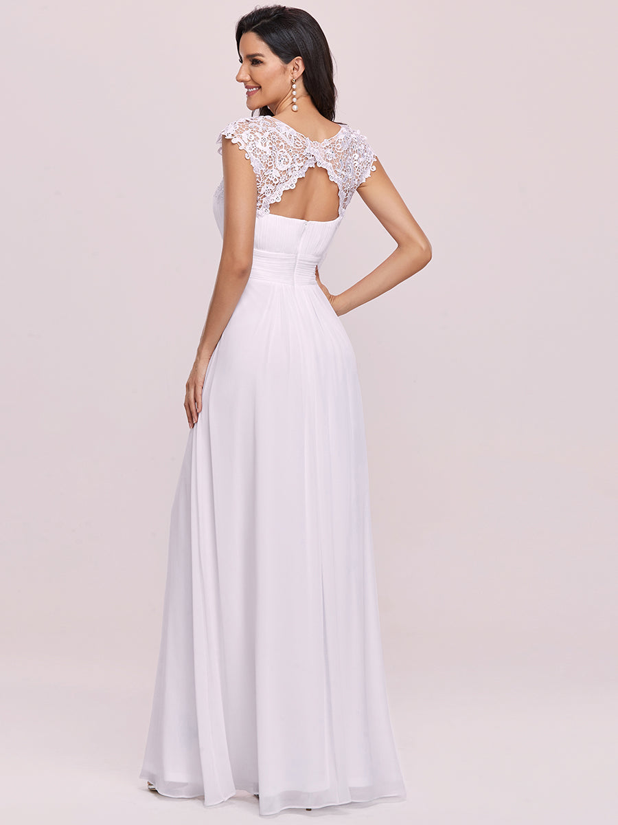 Abito da sposa semplice in chiffon plissettato con decorazioni in pizzo