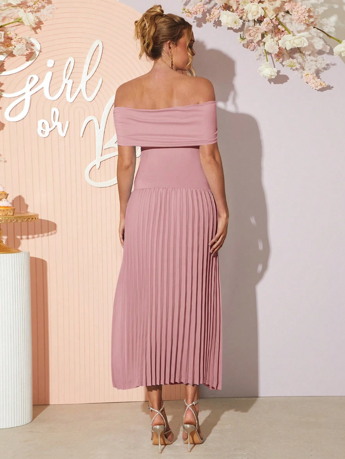 Kismama egyszínű egyszínű váll nélküli pliszírozott szegélyű elegáns ruha
