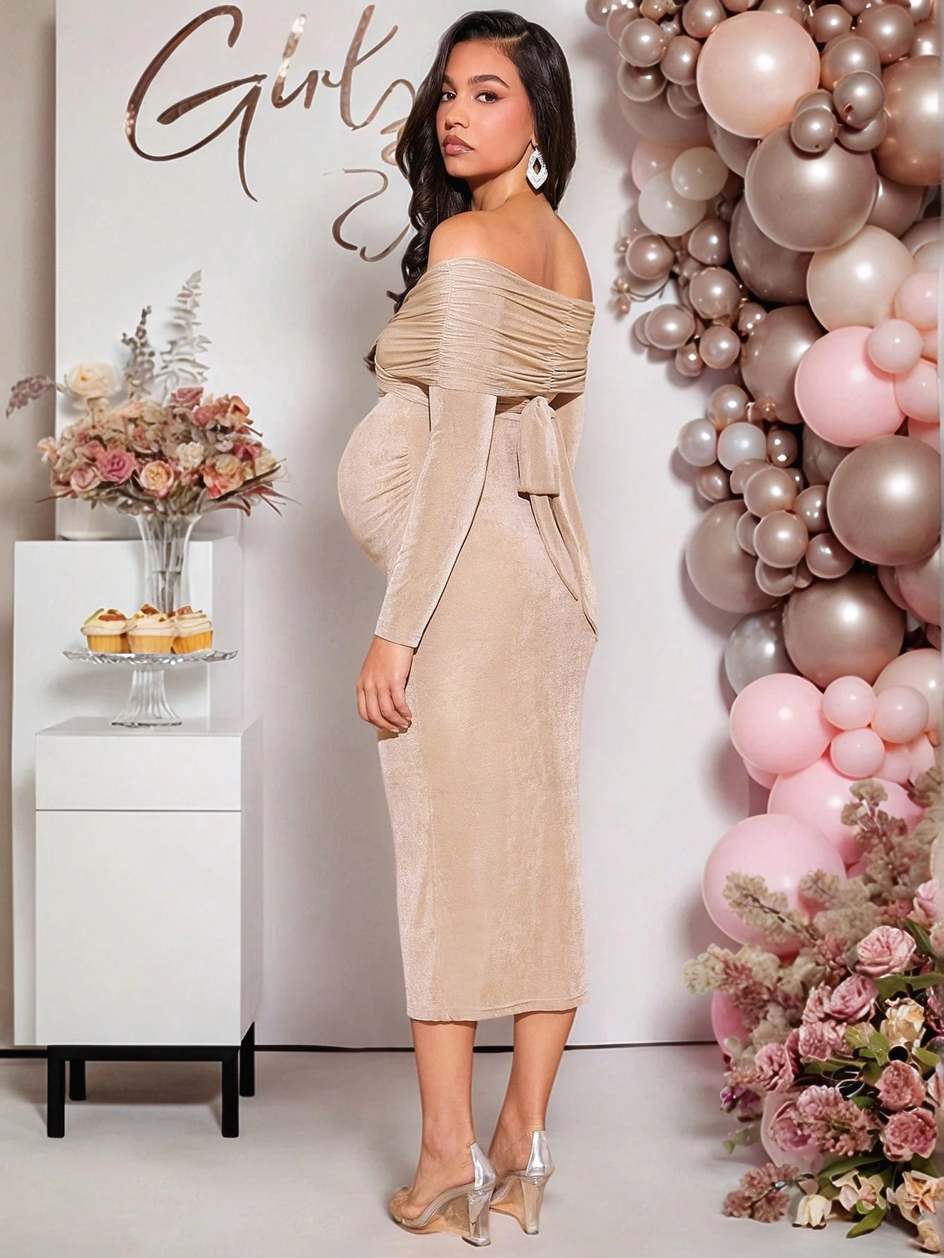 Elegáns váll nélküli bodycon ruha, aszimmetrikus nyakú, fodros kismamaruha, khaki színű, partikra és esküvőre alkalmas.