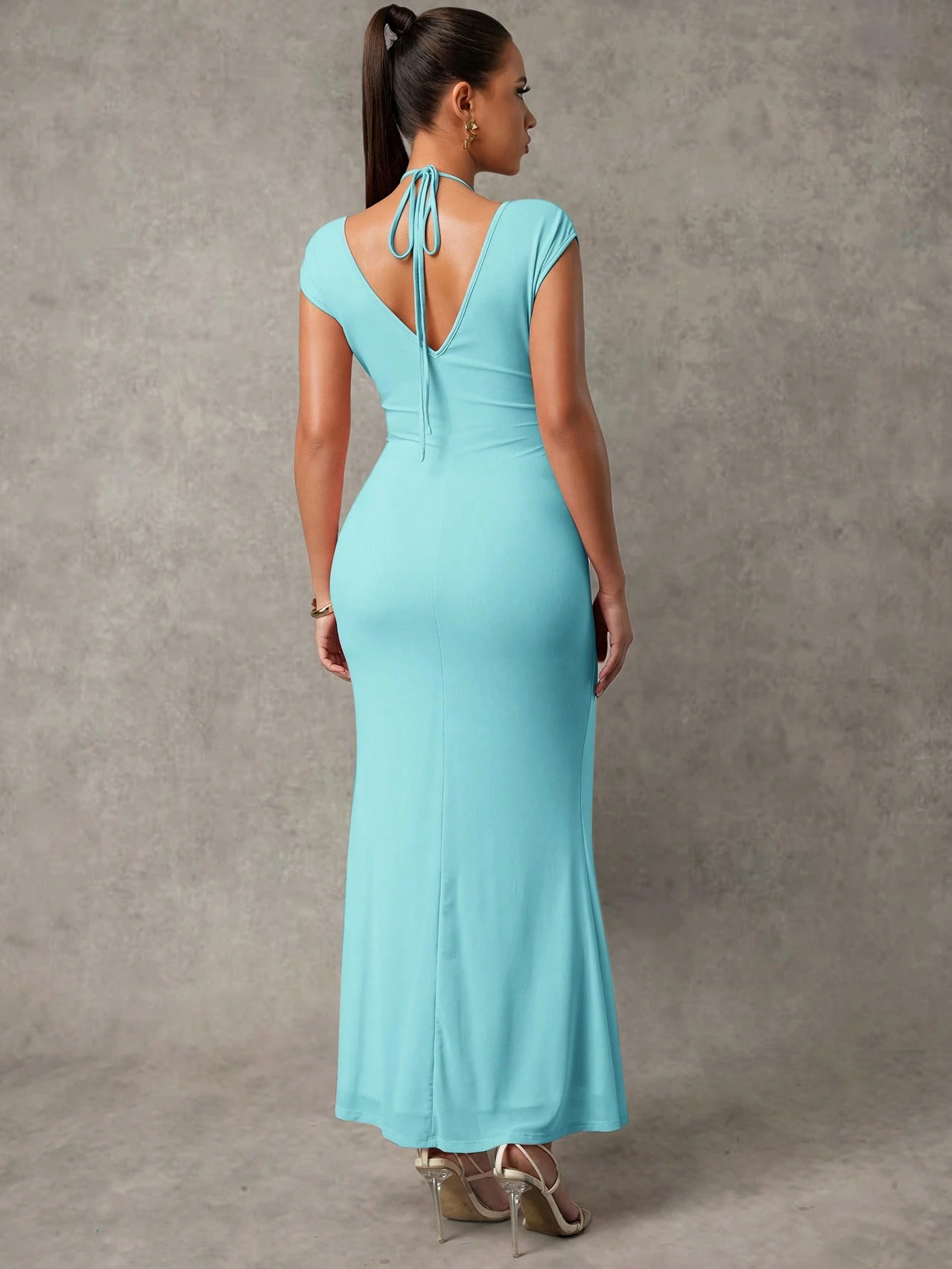 Gravid, elegant, ensfarget gravidkjole med 3D-blomster og volang, sommer