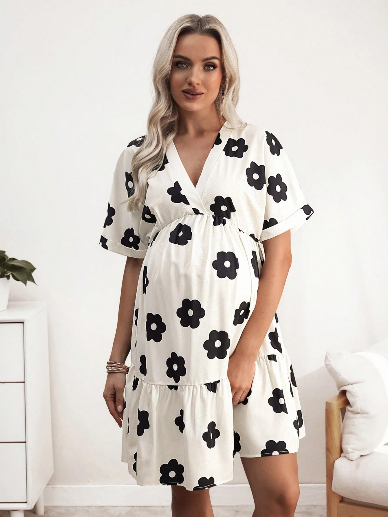 Ammekjole med blomstert digitaltrykk, kort ermet kjole med avslappet strandstil