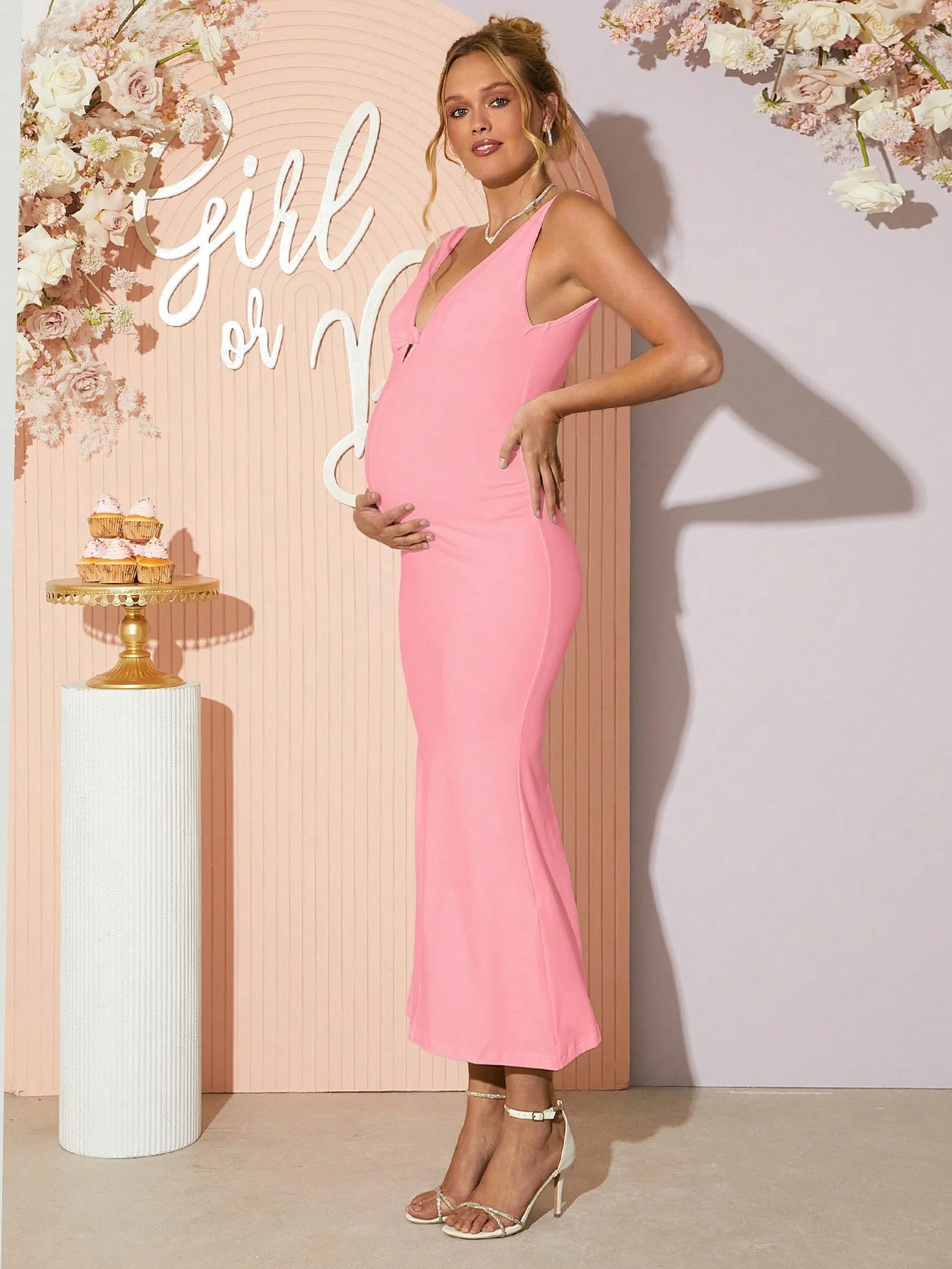 Gravid, ensfarget, dyp v-hals uten ermer, elegant og figursydd kjole