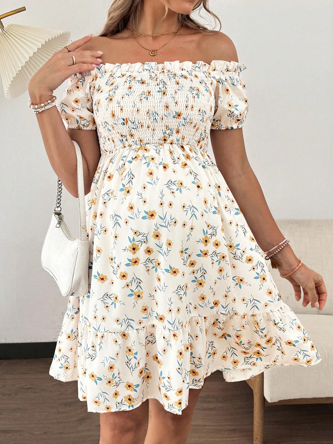 Ammekjole med blomstertrykk, off shoulder og volangkant