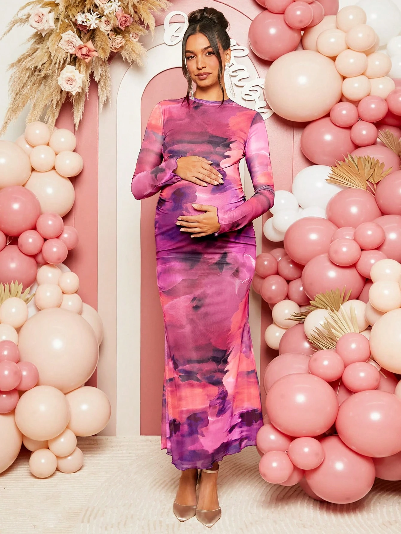 Rochie elegantă de petrecere pentru gravide cu imprimeu tie-dye, încrețită și mulată