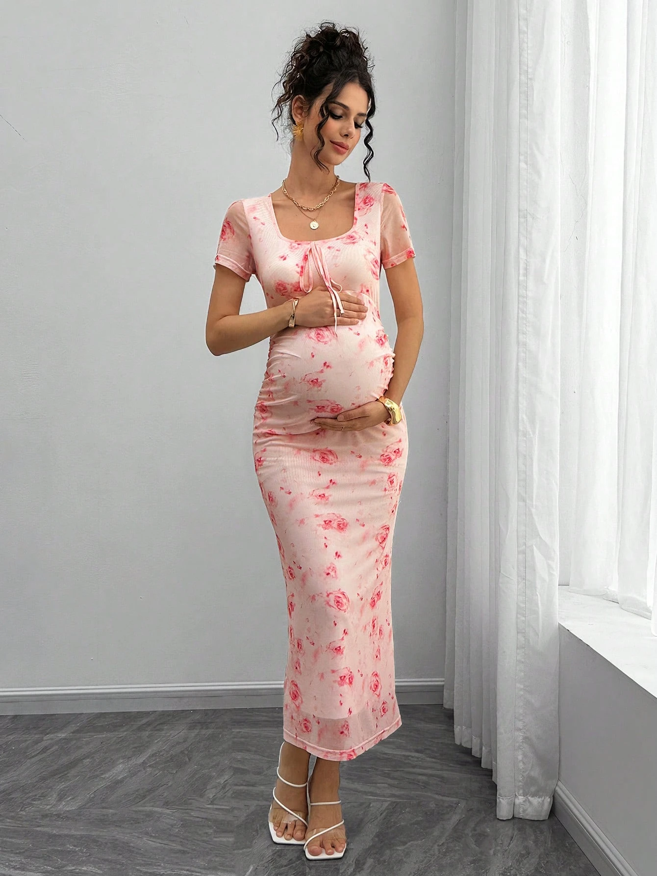 Gravid midikjole med blomstertrykk og firkantet hals for gravide, kort ermet og elegant, sommer