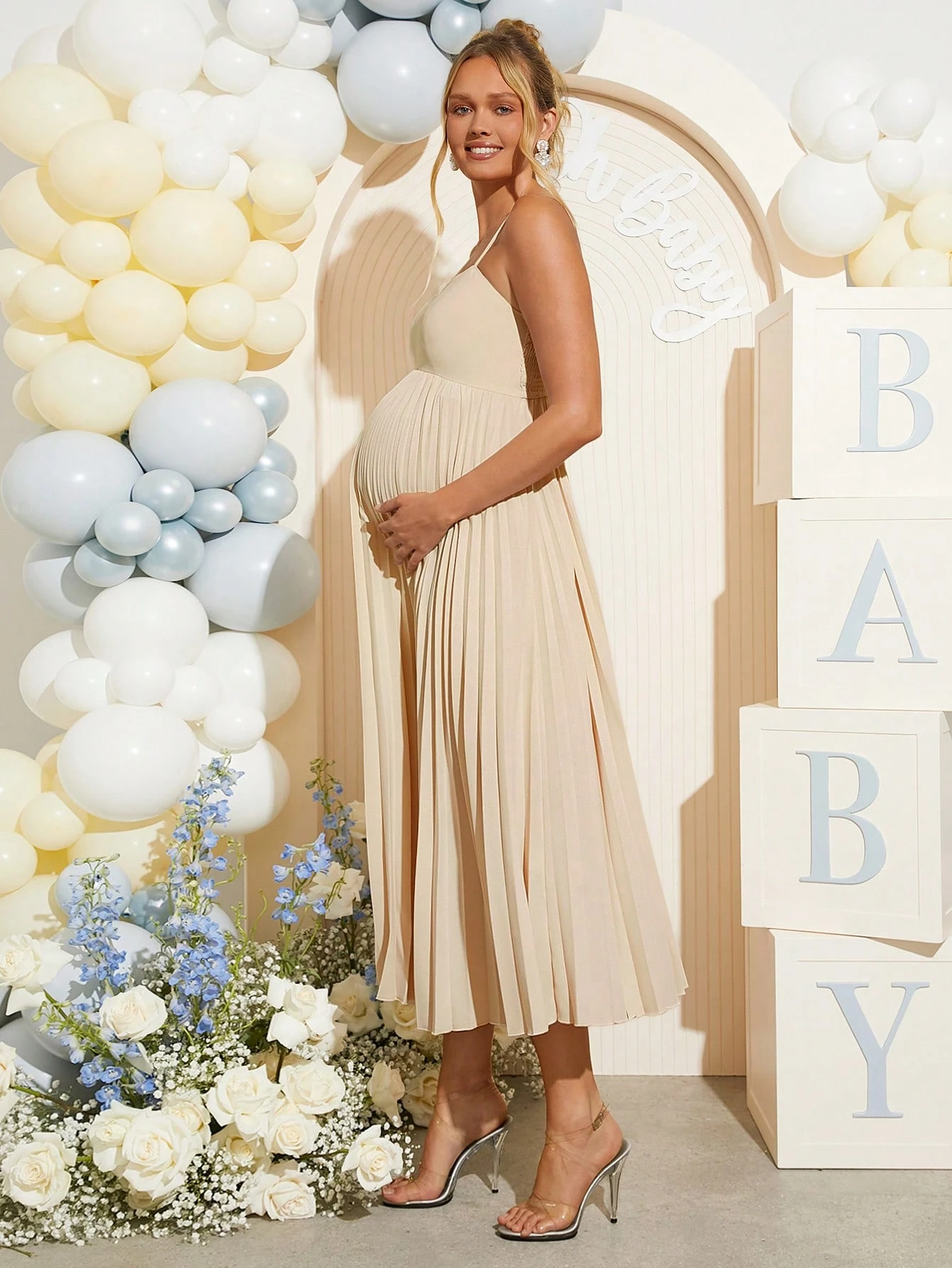 Ensfarget, ermeløs, plissert, ryggløs barselkjole, kjole til kjønnsavsløring, kjole til babyshower, barselkjole