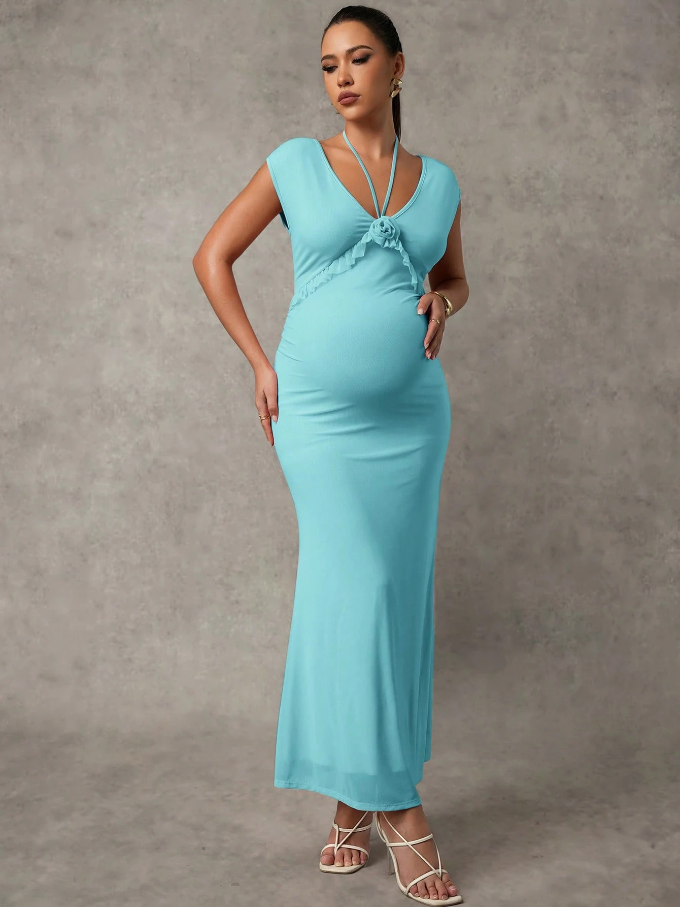 Gravid, elegant, ensfarget gravidkjole med 3D-blomster og volang, sommer