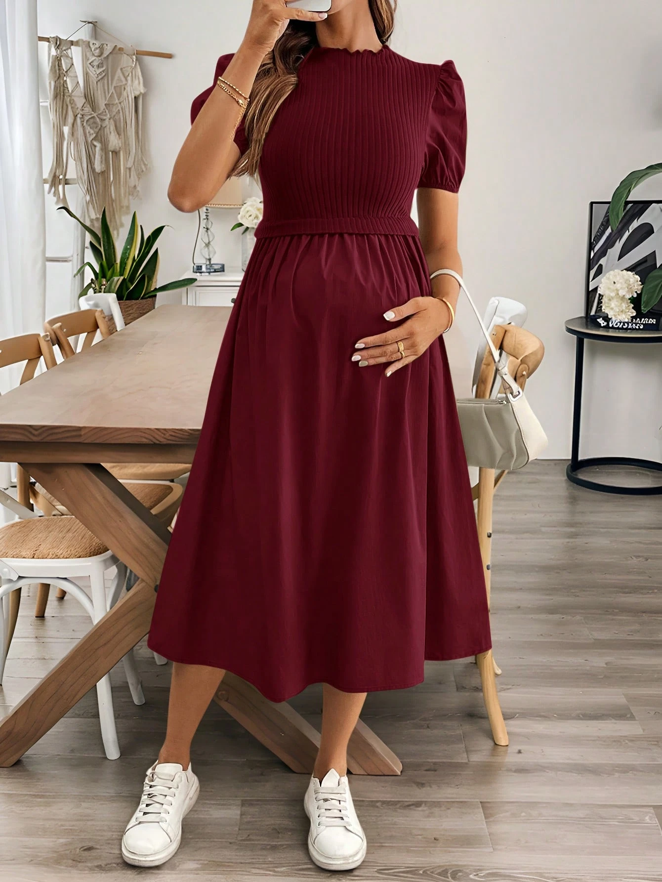 Elegant, ensfarget bodycon-kjole med puffermer, sommer