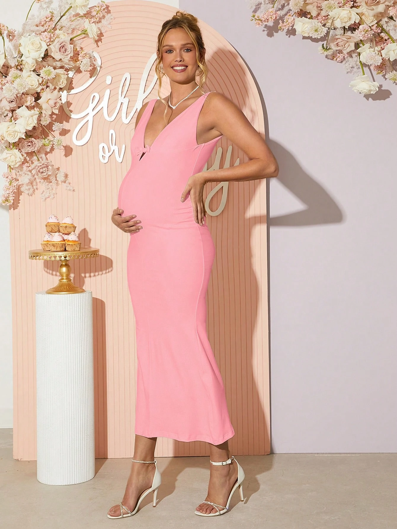 Gravid, ensfarget, dyp v-hals uten ermer, elegant og figursydd kjole