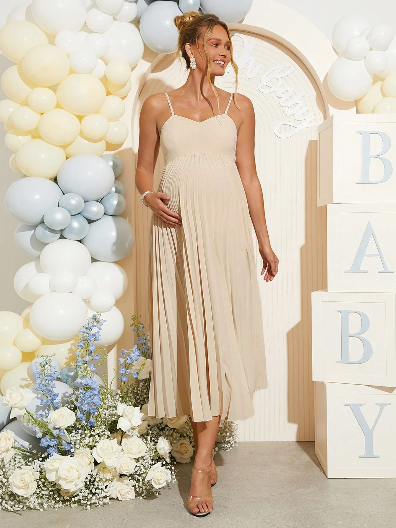 Ensfarget, ermeløs, plissert, ryggløs barselkjole, kjole til kjønnsavsløring, kjole til babyshower, barselkjole
