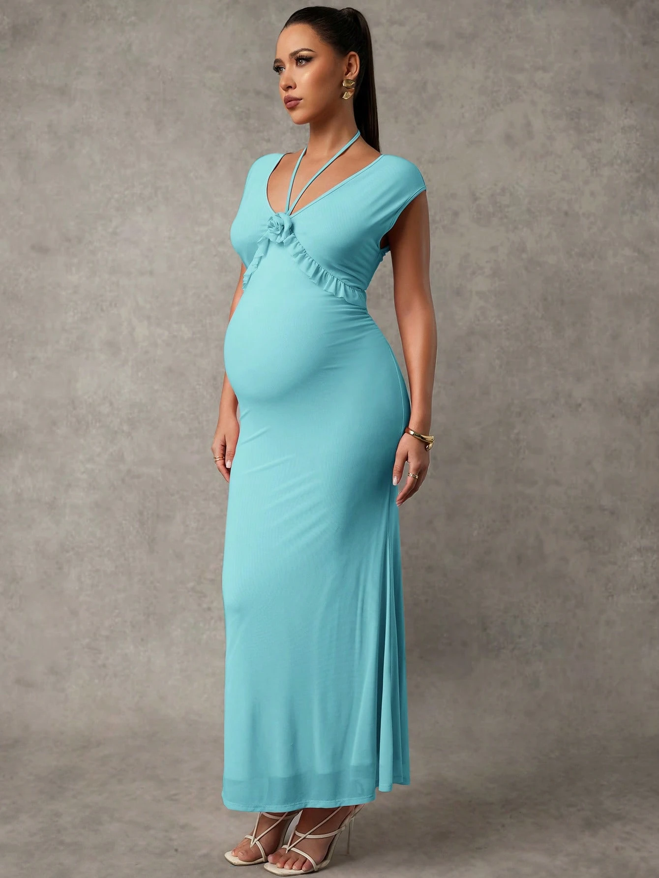 Gravid, elegant, ensfarget gravidkjole med 3D-blomster og volang, sommer