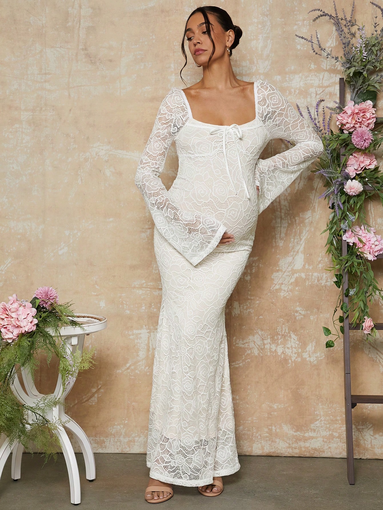 Rochie de maternitate albă cu mâneci clopot din dantelă fit & flare de Ziua Îndrăgostiților