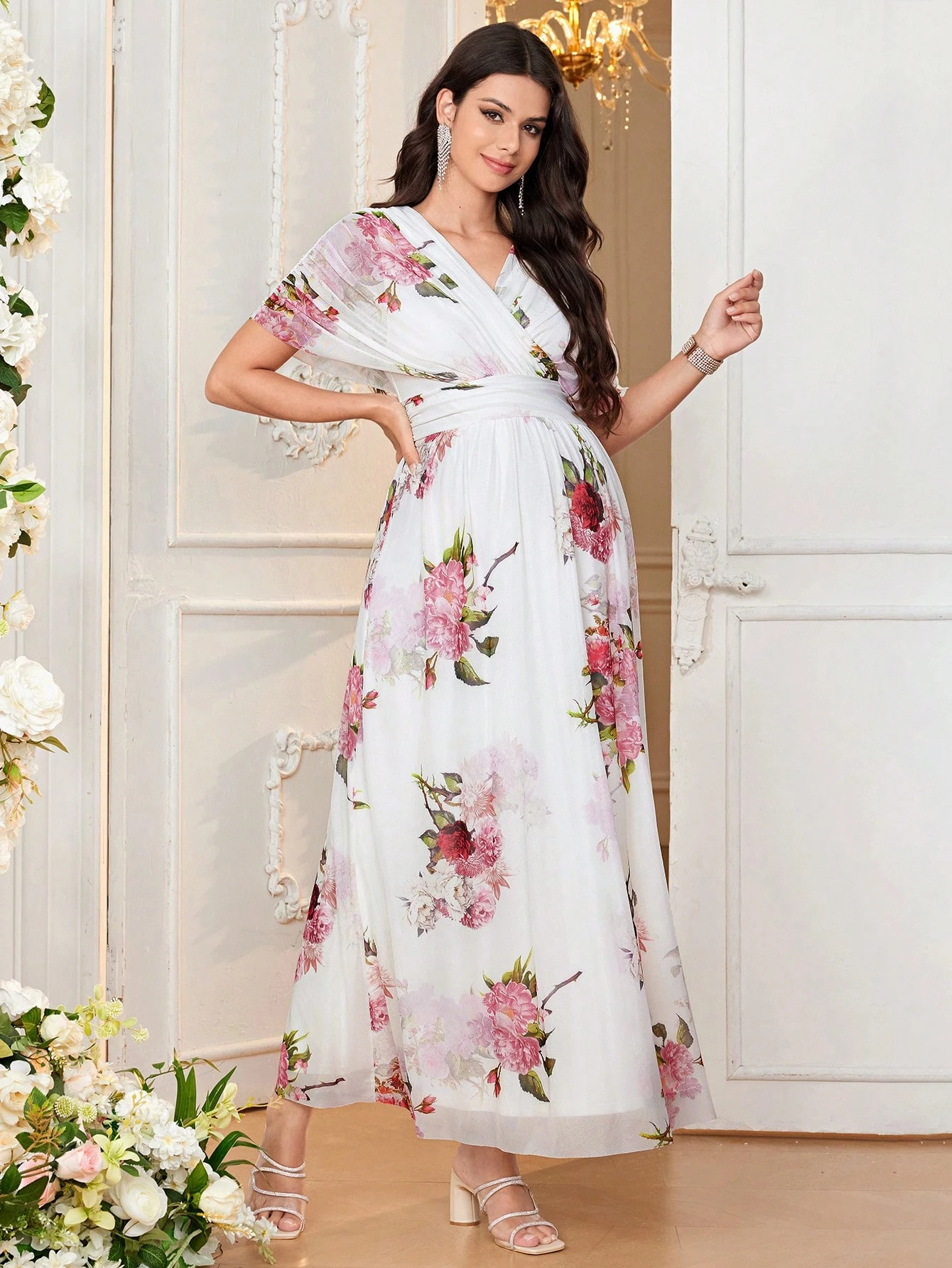 Gravidkjole med v-hals og kort erme med elegant blomstertrykk i rose, løs passform for gravide kvinner