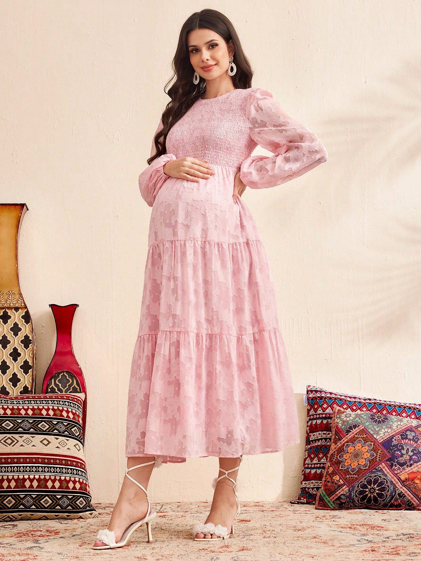 Ventetidskjole i jacquard med puffermer, rosa