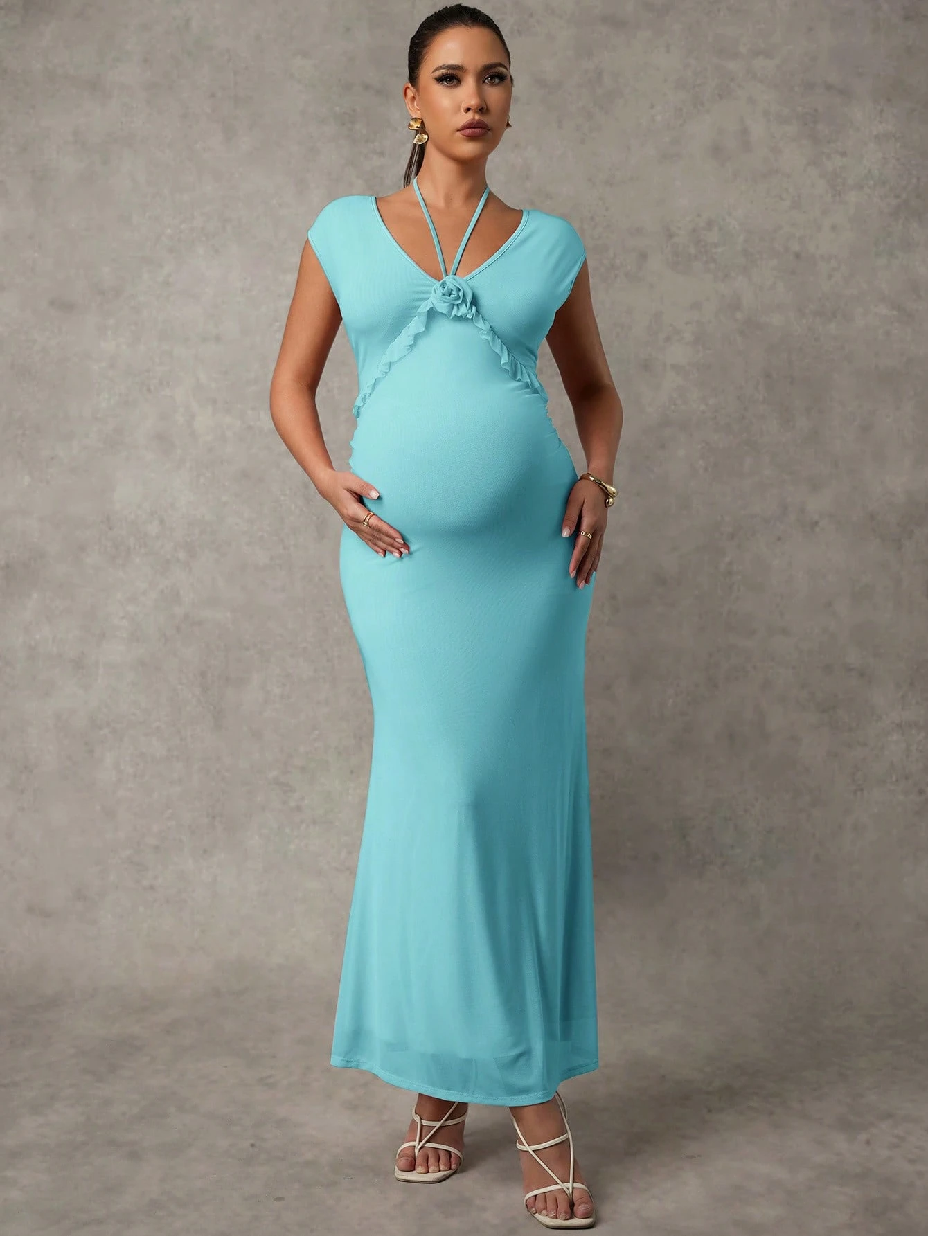 Gravid, elegant, ensfarget gravidkjole med 3D-blomster og volang, sommer