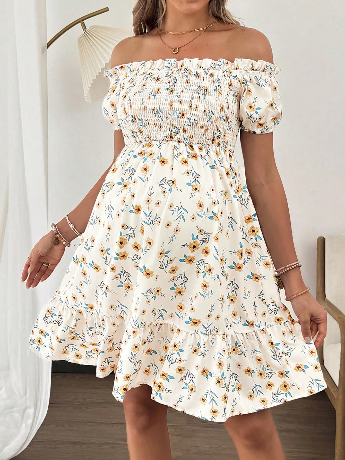Ammekjole med blomstertrykk, off shoulder og volangkant